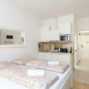  Apartmán Cozy With Parking Near Center